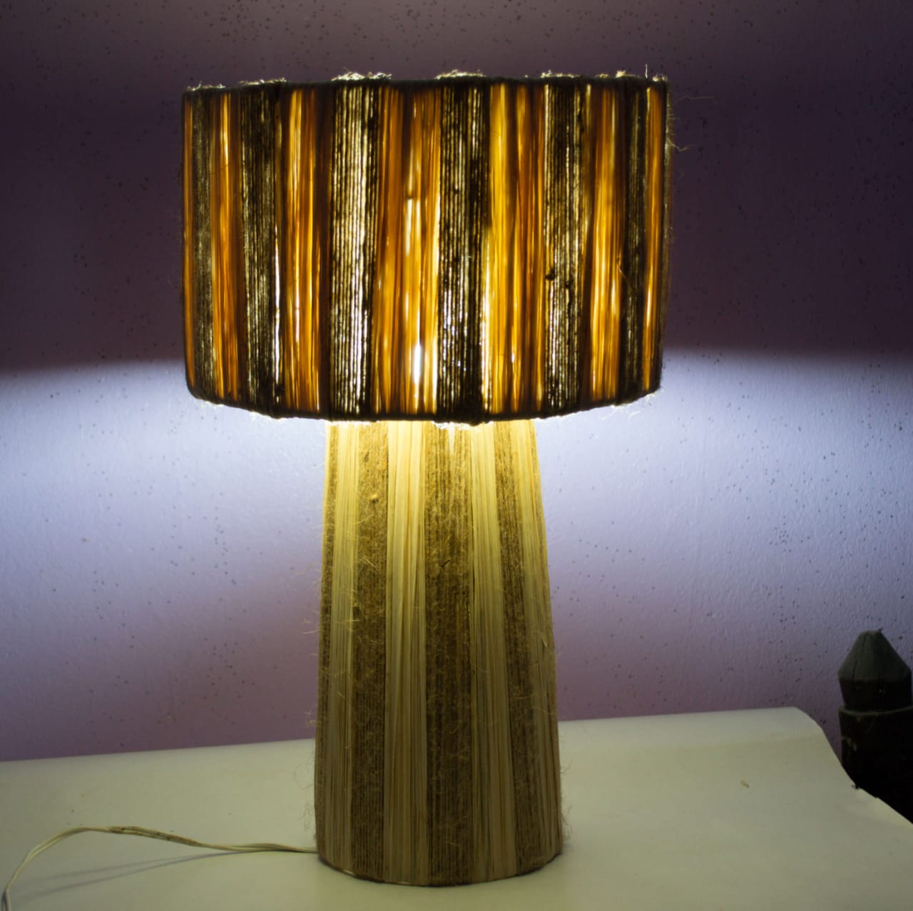 Sahara Glow – Handwoven Rafia Lamp